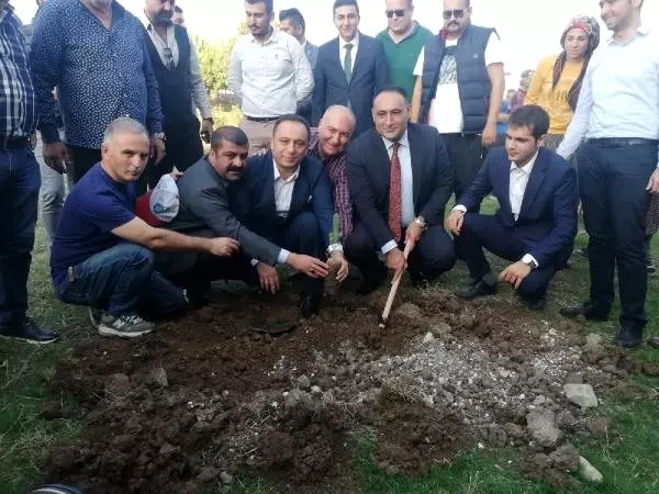 81'nci yıl anısına 81 fidan diktiler 81'nci yıl anısına 81 fidan diktiler