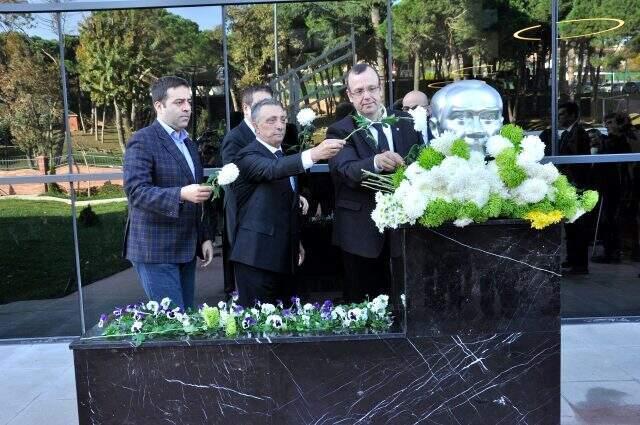 Ahmet Nur Çebi'den Atatürk için saygı duruşu!