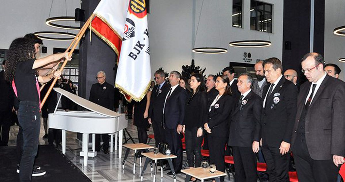 Ahmet Nur Çebi'den Atatürk için saygı duruşu!