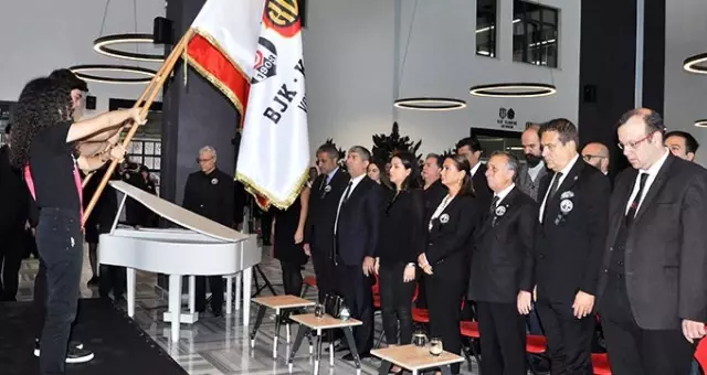 Ahmet Nur Çebi'den Atatürk için saygı duruşu!