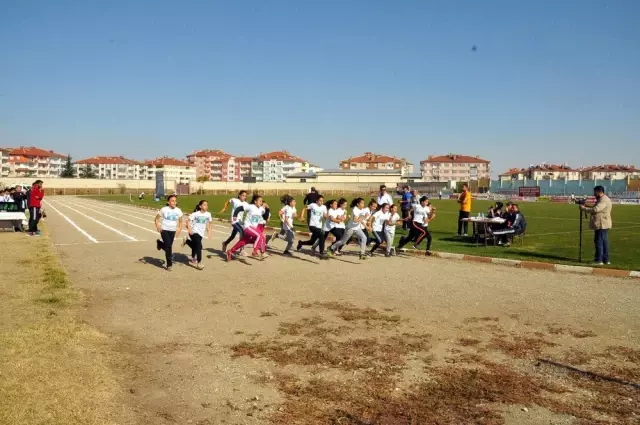 Akşehir'de 2. Zekai Baloğlu Atletizm Yarışması'na yoğun ilgi Akşehir'de 2. Zekai Baloğlu Atletizm Yarışması'na yoğun ilgi