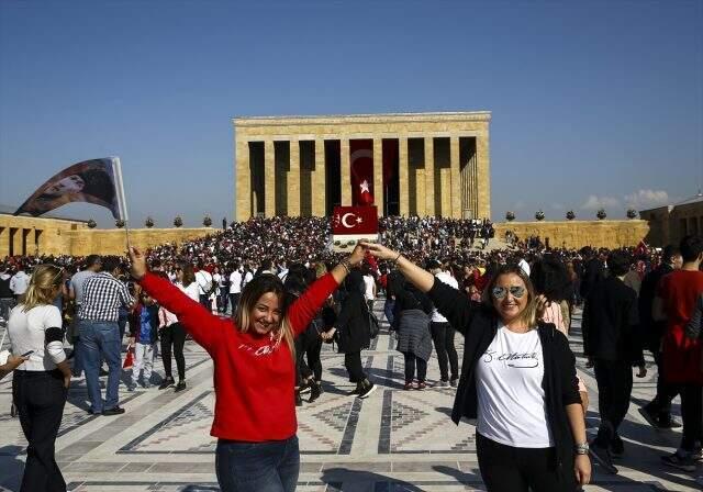 Anıtkabir'e ziyaretçi akını! Binlerce kişi Atatürk'ü andı
