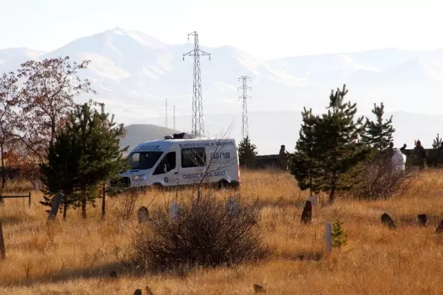 Antalya'da evinde ölü bulunan ailenin cenazeleri Erzurum'da toprağa verildi Antalya'da evinde ölü bulunan ailenin cenazeleri Erzurum'da toprağa verildi