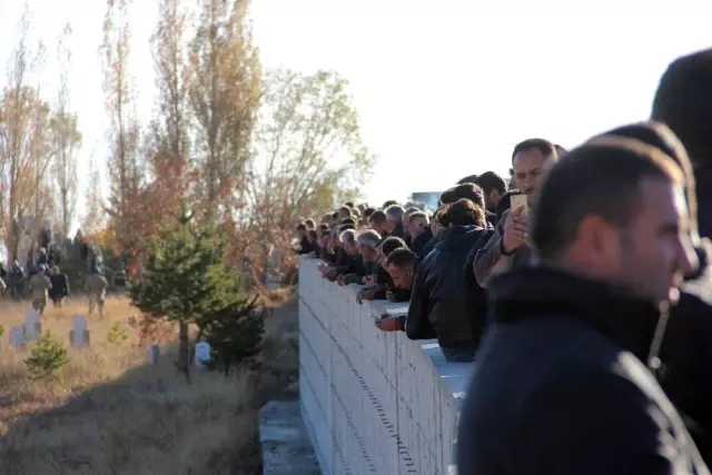 Antalya'da evinde ölü bulunan ailenin cenazeleri Erzurum'da toprağa verildi Antalya'da evinde ölü bulunan ailenin cenazeleri Erzurum'da toprağa verildi