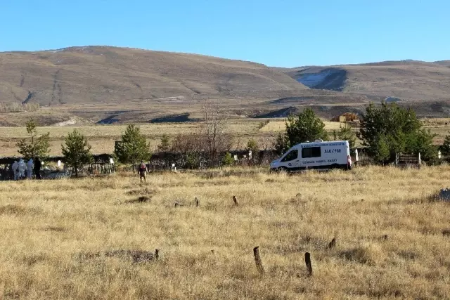Antalya'da evinde ölü bulunan ailenin cenazeleri Erzurum'da toprağa verildi Antalya'da evinde ölü bulunan ailenin cenazeleri Erzurum'da toprağa verildi