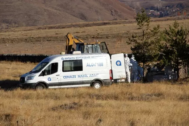 Antalya'da evinde ölü bulunan ailenin cenazeleri Erzurum'da toprağa verildi