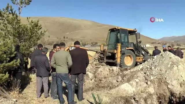 Antalya'da evinde ölü bulunan ailenin cenazeleri Erzurum'da toprağa verildi