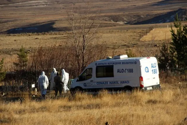Antalya'da evinde ölü bulunan ailenin cenazeleri Erzurum'da toprağa verildi Antalya'da evinde ölü bulunan ailenin cenazeleri Erzurum'da toprağa verildi