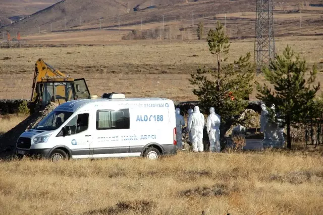 Antalya'da evinde ölü bulunan ailenin cenazeleri Erzurum'da toprağa verildi Antalya'da evinde ölü bulunan ailenin cenazeleri Erzurum'da toprağa verildi