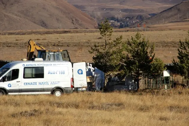 Antalya'da evinde ölü bulunan ailenin cenazeleri Erzurum'da toprağa verildi Antalya'da evinde ölü bulunan ailenin cenazeleri Erzurum'da toprağa verildi