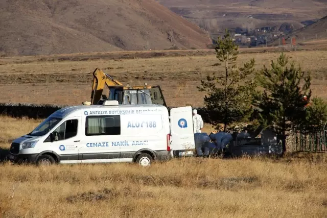Antalya'da evinde ölü bulunan ailenin cenazeleri Erzurum'da toprağa verildi Antalya'da evinde ölü bulunan ailenin cenazeleri Erzurum'da toprağa verildi