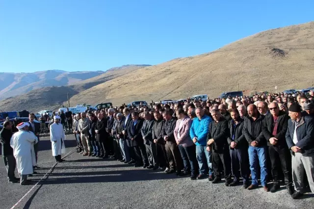 Antalya'da evinde ölü bulunan ailenin cenazeleri Erzurum'da toprağa verildi Antalya'da evinde ölü bulunan ailenin cenazeleri Erzurum'da toprağa verildi