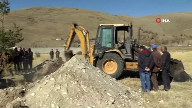 Antalya'da evinde ölü bulunan ailenin cenazeleri Erzurum'da toprağa verildi Antalya'da evinde ölü bulunan ailenin cenazeleri Erzurum'da toprağa verildi