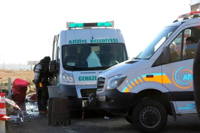 Antalya'da evinde ölü bulunan ailenin cenazeleri Erzurum'da toprağa verildi Antalya'da evinde ölü bulunan ailenin cenazeleri Erzurum'da toprağa verildi