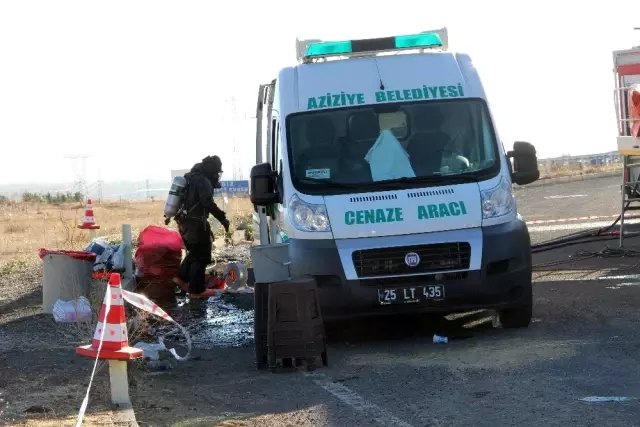 Antalya'da evinde ölü bulunan ailenin cenazeleri Erzurum'da toprağa verildi Antalya'da evinde ölü bulunan ailenin cenazeleri Erzurum'da toprağa verildi