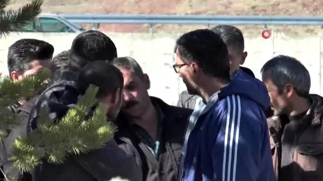 Antalya'da evinde ölü bulunan ailenin cenazeleri Erzurum'da toprağa verildi Antalya'da evinde ölü bulunan ailenin cenazeleri Erzurum'da toprağa verildi