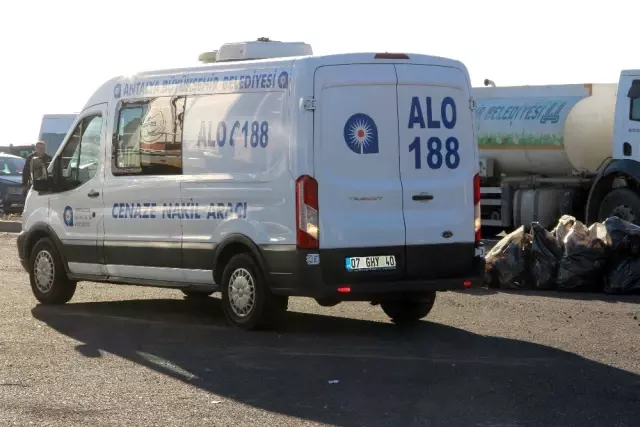 Antalya'da evinde ölü bulunan ailenin cenazeleri Erzurum'da toprağa verildi Antalya'da evinde ölü bulunan ailenin cenazeleri Erzurum'da toprağa verildi