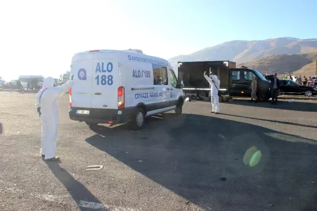 Antalya'da evinde ölü bulunan ailenin cenazeleri Erzurum'da toprağa verildi Antalya'da evinde ölü bulunan ailenin cenazeleri Erzurum'da toprağa verildi