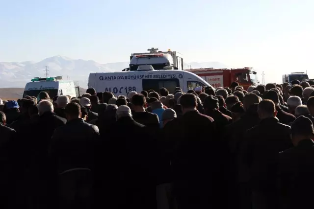 Antalya'da evinde ölü bulunan ailenin cenazeleri Erzurum'da toprağa verildi Antalya'da evinde ölü bulunan ailenin cenazeleri Erzurum'da toprağa verildi