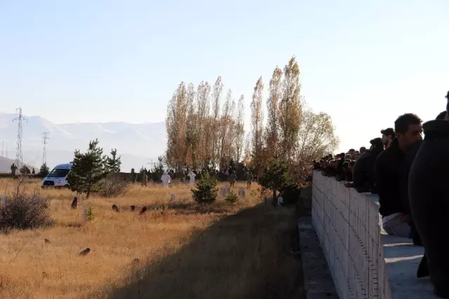 Antalya'da evinde ölü bulunan ailenin cenazeleri Erzurum'da toprağa verildi Antalya'da evinde ölü bulunan ailenin cenazeleri Erzurum'da toprağa verildi