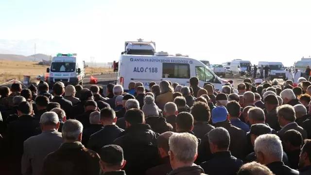 Antalya'da evlerinde ölü bulunan 2'si çocuk 4 kişinin cenazesi defnedildi