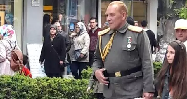 Atatürk'e benzetilen Göksel Kaya'ya sosyal medyada tepkiler devam ediyor Atatürk'e benzetilen Göksel Kaya'ya sosyal medyada tepkiler devam ediyor
