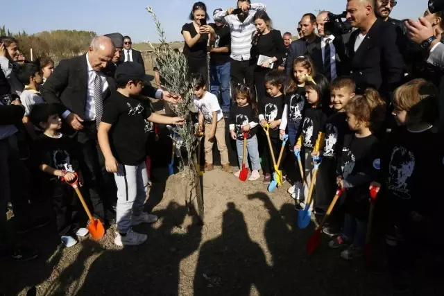 Atatürk için '1001' adet zeytin fidanı dikildi Atatürk için '1001' adet zeytin fidanı dikildi