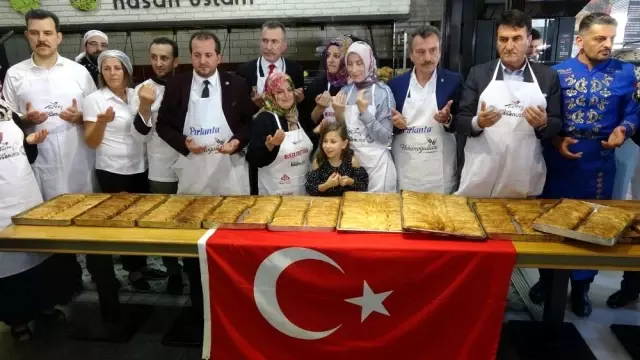 Bursalı börekçiden sınırdaki askerlere 250 kilogram kol böreği Bursalı börekçiden sınırdaki askerlere 250 kilogram kol böreği