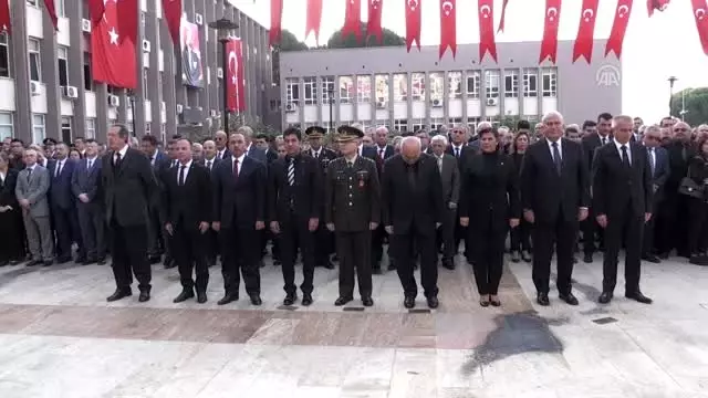 Büyük Önder Atatürk'ü anıyoruz - Elinde Türk bayrağı ile anma törenine katılan yaşlı kadın Büyük Önder Atatürk'ü anıyoruz - Elinde Türk bayrağı ile anma törenine katılan yaşlı kadın