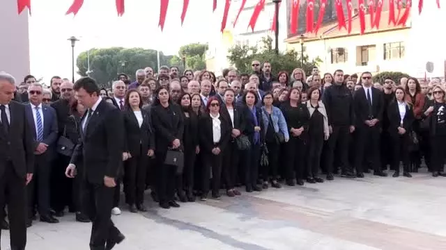 Büyük Önder Atatürk'ü anıyoruz - Elinde Türk bayrağı ile anma törenine katılan yaşlı kadın