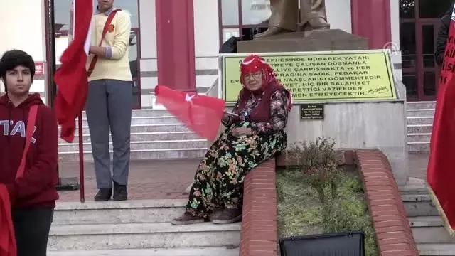 Büyük Önder Atatürk'ü anıyoruz - Elinde Türk bayrağı ile anma törenine katılan yaşlı kadın