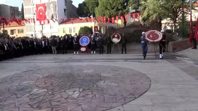 Büyük Önder Atatürk'ü anıyoruz - Elinde Türk bayrağı ile anma törenine katılan yaşlı kadın