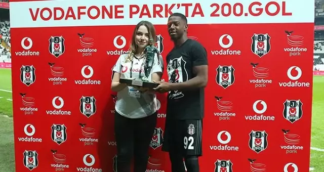 Diaby'ye maçtan önce 200. gol plaketi