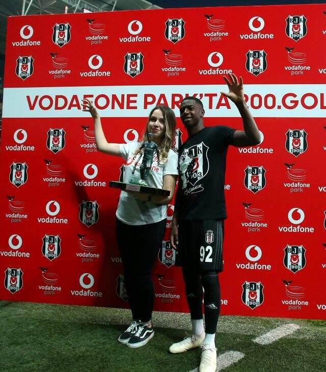 Diaby'ye maçtan önce 200. gol plaketi