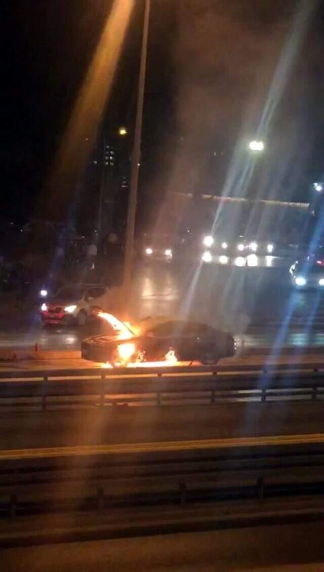 E-5'te korku dolu anlar! Lüks araç alev alev yandı