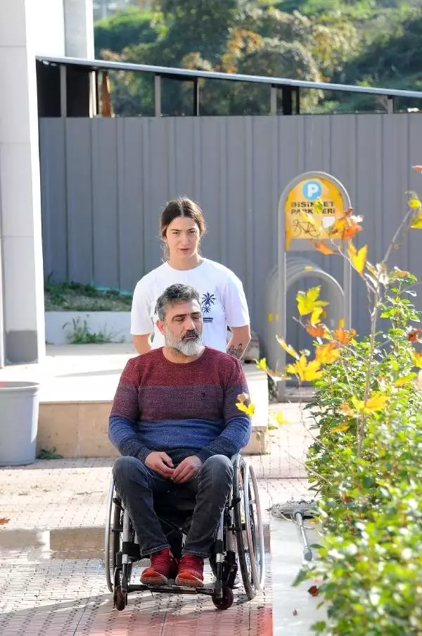 Engelli babasına eşlik etti, halterde Avrupa şampiyonu oldu Engelli babasına eşlik etti, halterde Avrupa şampiyonu oldu