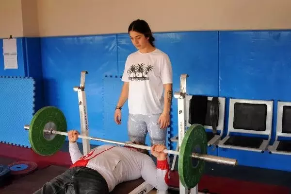 Engelli babasına eşlik etti, halterde Avrupa şampiyonu oldu Engelli babasına eşlik etti, halterde Avrupa şampiyonu oldu