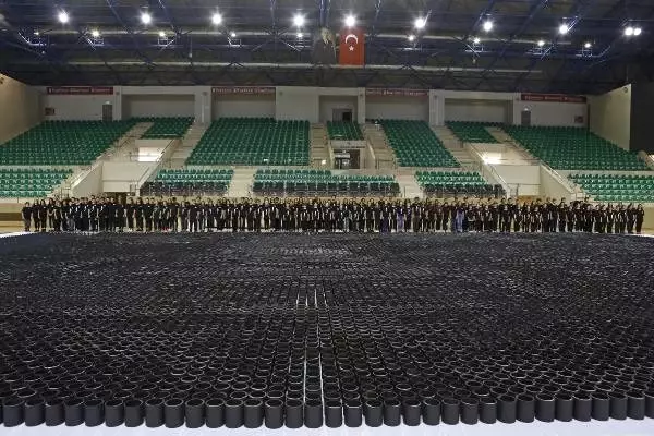 Eskişehir'de 30 bin silindirle Atatürk silueti oluşturuldu