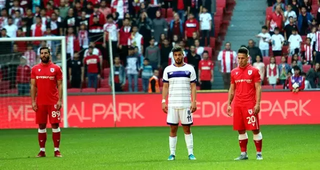Futbolcular maç oynanırken 1 dakikalık saygı duruşunda bulundu