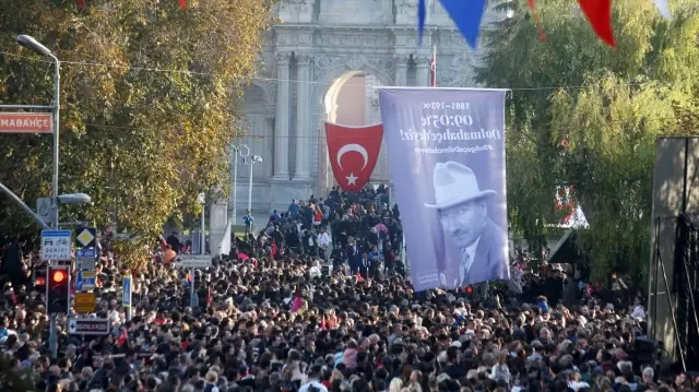 Gazi Mustafa Kemal Atatürk, 81'inci ölüm yıl dönümünde Dolmabahçe Sarayı'nda anıldı
