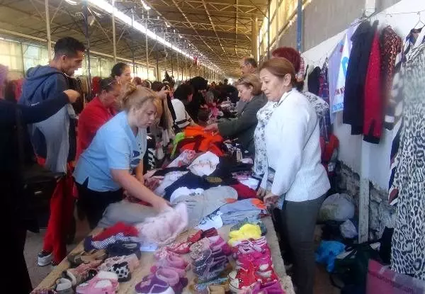 İkinci el kıyafet pazarına yoğun ilgi İkinci el kıyafet pazarına yoğun ilgi