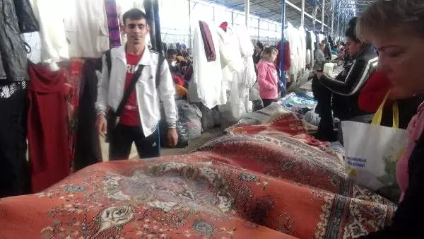 İkinci el kıyafet pazarına yoğun ilgi İkinci el kıyafet pazarına yoğun ilgi