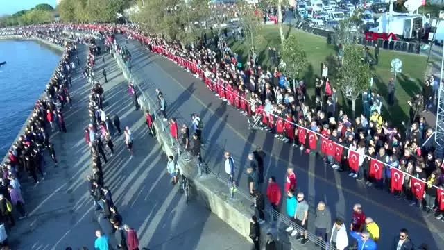 Kadıköy'de 6.5 kilometrelik 'ata'ya saygı zinciri' oluşturuldu