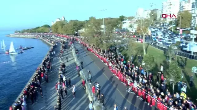Kadıköy'de 6.5 kilometrelik 'ata'ya saygı zinciri' oluşturuldu Kadıköy'de 6.5 kilometrelik 'ata'ya saygı zinciri' oluşturuldu
