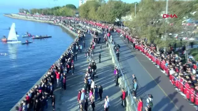 Kadıköy'de 6.5 kilometrelik 'ata'ya saygı zinciri' oluşturuldu Kadıköy'de 6.5 kilometrelik 'ata'ya saygı zinciri' oluşturuldu
