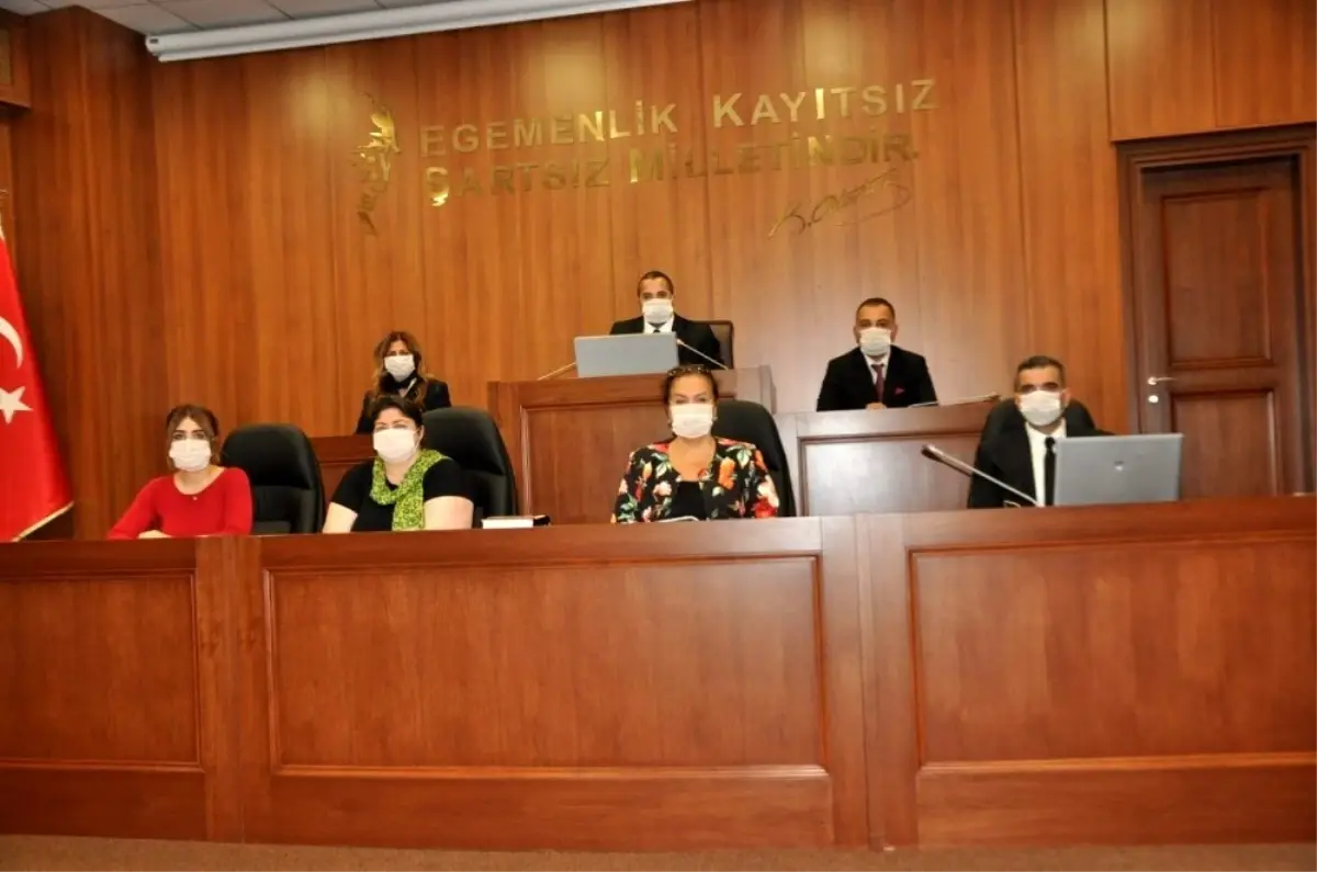 Kartal Belediye Meclisi lösemiye maske ile dikkat çekti