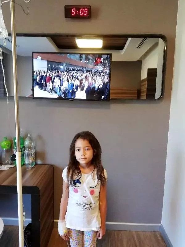 Kollarında serumlarla saygı duruşunda bulundular