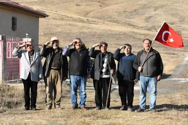 Köylüler, kayalıktaki doğal silüeti önünde Atatürk'ü andı Köylüler, kayalıktaki doğal silüeti önünde Atatürk'ü andı
