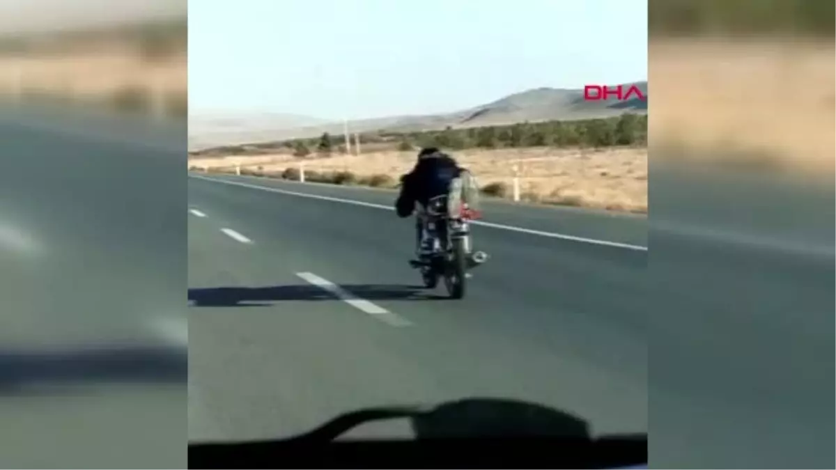 Motosiklet sürücüsünün tehlikeli yolculuğu kamerada