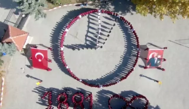 Öğrenciler koreografi ile Atatürk'ü andı